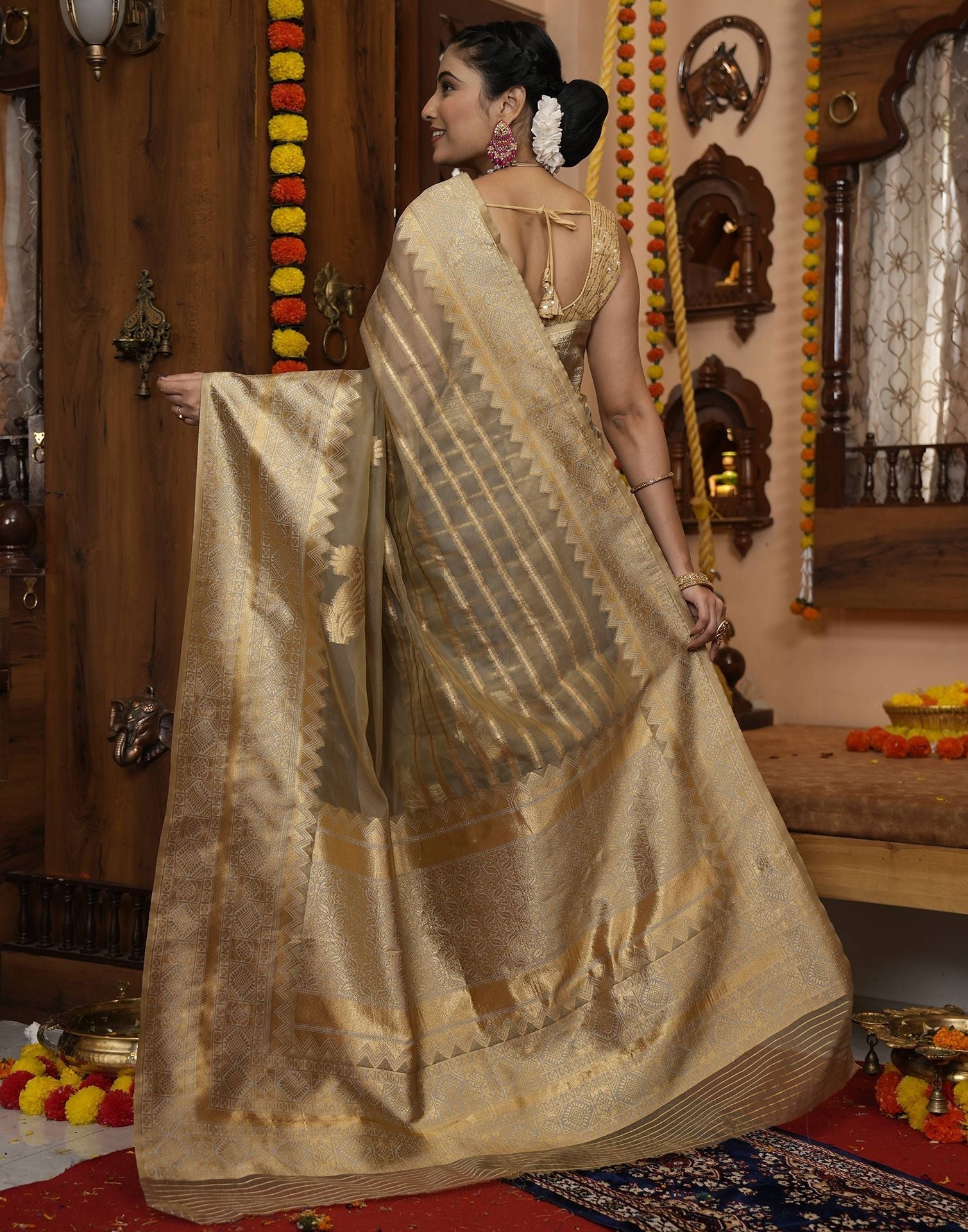 Light Grey Banarasi Silk Saree | Leemboodi