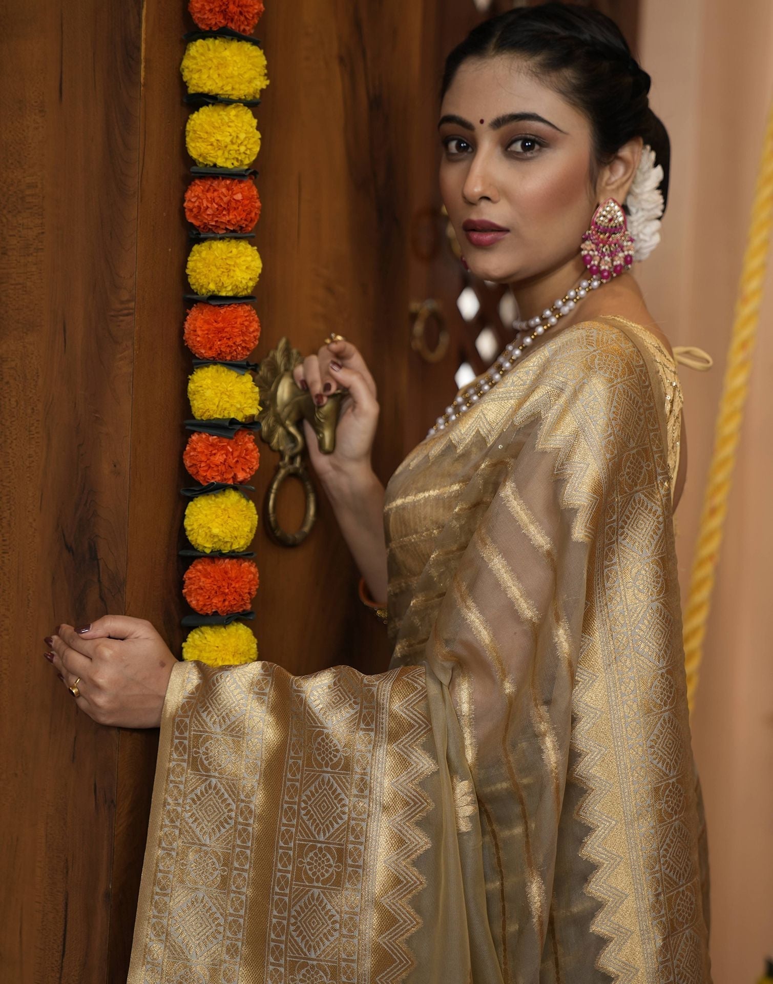 Light Grey Banarasi Silk Saree | Leemboodi