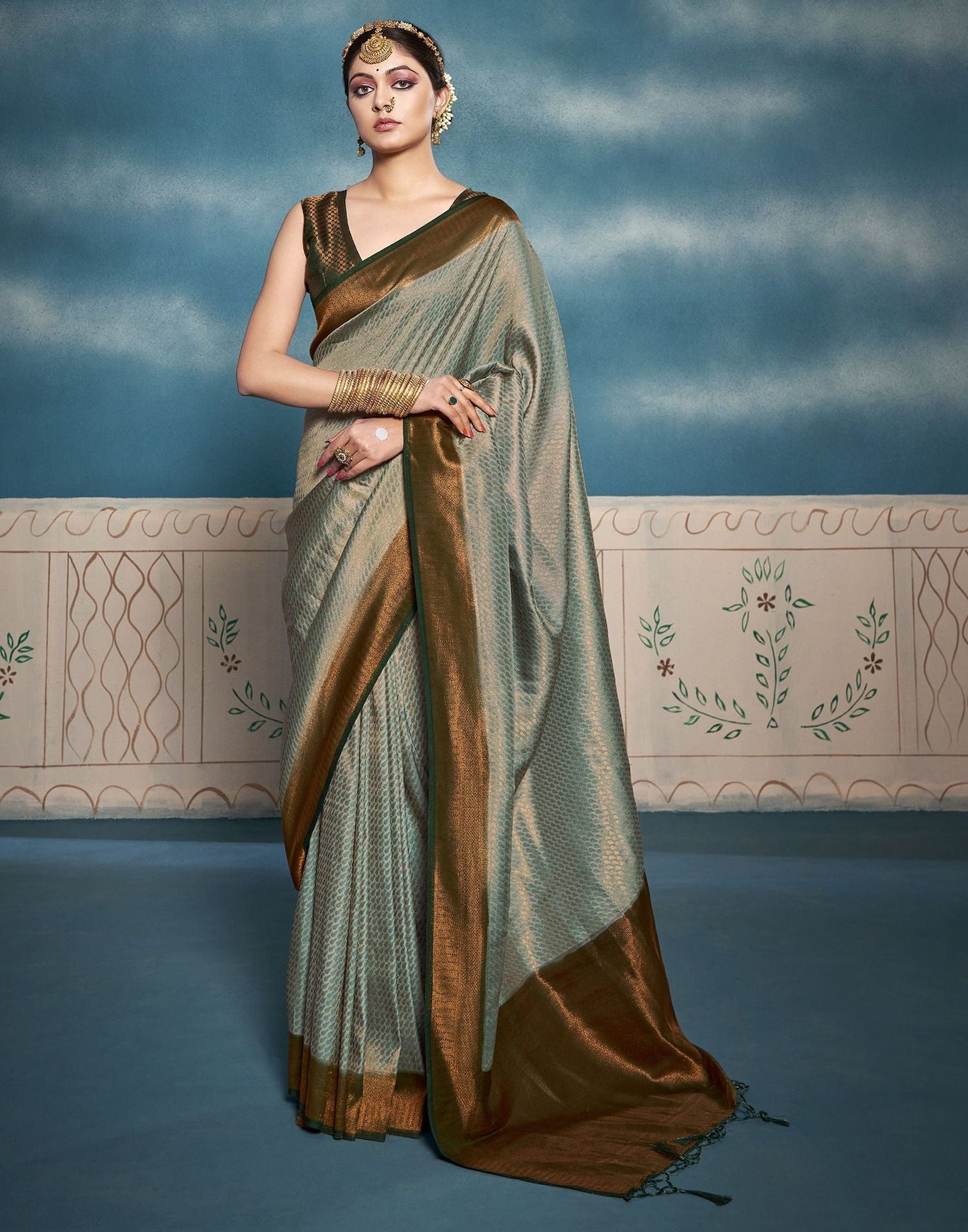 Green Silk Weaving Kanjivaram Saree With Tassel | Leemboodi