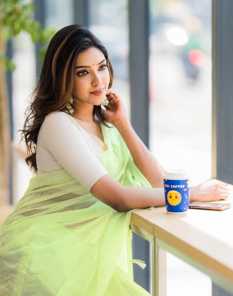 Parrot Green Georgette Sequence Saree | Leemboodi